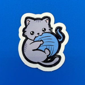 Süße gemütliche Katze mit Garn Aufkleber - Vinyl oder Holographisch und Laminiert