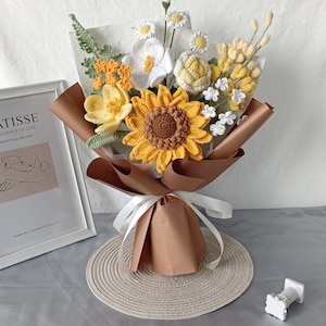 Handgefertigter Häkelblumenstrauß mit Tulpe, Sonnenblume, Rose - unvergänglich, Abschlussfeier, Geburtstag, Freund, Familie, Freundin Geschenk