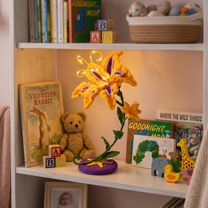 Gehäkelte Sundrop Lilien-Blumen-Lampe: Handgemachte Rapunzel-Blumen-LED-Lampe, ewiges Schreibtischdekor-Geschenk für den Tag der Kinder