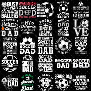 Könnte beinhalten: Schwarzer Hintergrund mit verschiedenen weißen Textdesigns zum Thema Fußball. Sätze wie "Soccer Dad", "Raising Ballers" und "My Favorite Player Calls Me Dad". Fußbälle und grafische Elemente sind ebenfalls enthalten.