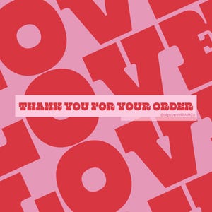Puede incluir: Un fondo rosa con un patr&oacute;n repetido de texto "LOVE" rojo. Un rect&aacute;ngulo rosa claro en el centro muestra el texto rojo "THANK YOU FOR YOUR ORDER", con el nombre del vendedor debajo.