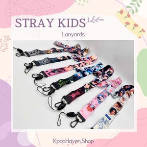 Könnte beinhalten: Eine Sammlung bunter Lanyards mit Bildern der K-Pop-Gruppe Stray Kids. Die Lanyards sind aus Stoff und haben verschiedene Designs, darunter Fotos der Bandmitglieder und ihren Bandnamen.