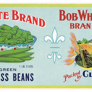 Op de afbeelding: Een vintage label voor Bob White Brand Cut Green Stringless Beans, verpakt door Clay M. Webb in Vienna, MD, USA. Het label toont een kom met groene bonen, een kwartel en een tarweveld.