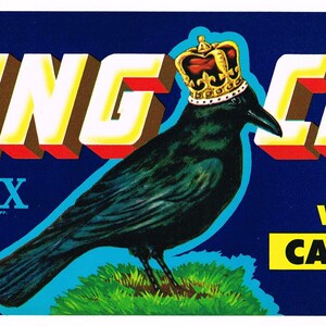 Peut inclure: Étiquette de caisse de cantaloup de la marque King Crow vintage avec un corbeau noir portant une couronne dorée sur fond bleu. Le texte indique "King Crow California Westside Cantaloupes Produce of U.S.A."