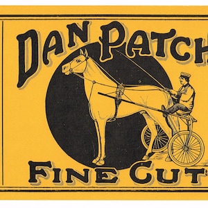 以下が含まれることがあります： 黒文字と白黒の馬車イラストが描かれた黄色のラベル。テキストには「DAN PATCH FINE CUT」と「MANUFACTURED BY Scotten, Dillon Company, DETROIT, MICH. Independent Factory.」と記載されています。