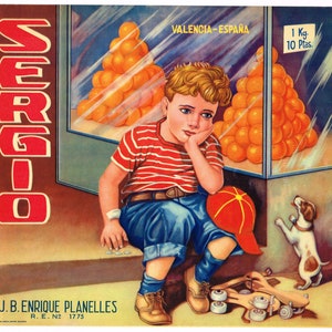 Pode incluir: Um anúncio vintage de laranjas Sergio de Valência, Espanha. O anúncio apresenta um menino sentado na calçada com um boné de beisebol vermelho e um cachorro. O texto do anúncio diz "SERGIO", "VALENCIA - ESPAÑA", "1 Kg. 10 Ptas.", "J. B. ENRIQUE PLANELLES", e "R. E. № 1775".
