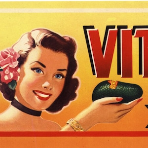 Puede incluir: Un anuncio vintage para aguacates de la marca Vitacado. El anuncio presenta a una mujer sosteniendo un aguacate verde y el texto "Vitacado Brand Fancy Avocados". El anuncio también incluye el texto "Grown and Packed by United Avocado Growers La Habra & Fallbrook California".