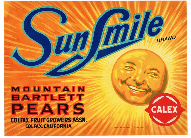 Peut inclure: Une &eacute;tiquette vintage pour les poires Bartlett de montagne de la marque Sun Smile. L'&eacute;tiquette repr&eacute;sente un soleil souriant avec un visage humain et le texte "Sun Smile Brand" en lettres bleues. Le texte "Mountain Bartlett Pears" est en lettres noires et le texte "Colfax Fruit Growers Assn. Colfax, California" est en lettres noires. L'&eacute;tiquette comporte &eacute;galement un cercle rouge avec le texte "CALEX" en lettres blanches.