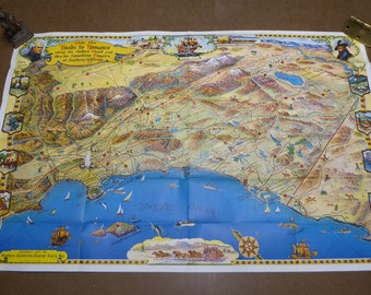 Puede incluir: Un mapa vintage titulado "Roads to Romance along the Golden Coast and thru the Sunshine Empire of Southern California". El mapa presenta una ilustración colorida de la costa de California, montañas y ciudades. El mapa está impreso en papel y tiene un borde amarillo.