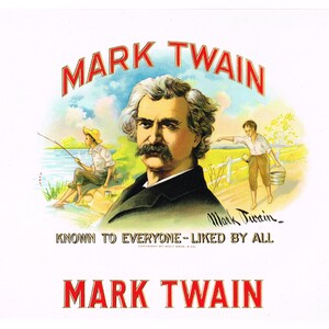 Puede incluir: Una etiqueta de caja de cigarros vintage con un retrato de Mark Twain, con el texto "Mark Twain" en letras rojas y doradas. La etiqueta también incluye una escena de un niño pescando y otro niño llevando un cubo, con el texto "Conocido por todos - Gustado por todos" y "Mark Twain" en letras más pequeñas.
