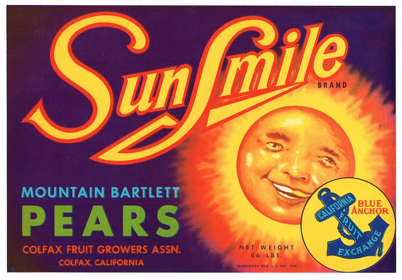 Puede incluir: Una etiqueta vintage para peras Bartlett de monta&ntilde;a de la marca Sun Smile, con un sol sonriente con cara humana y el texto "California Blue Anchor Fruit Exchange".