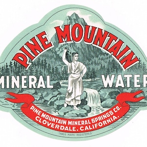 Puede incluir: Una etiqueta vintage para agua mineral Pine Mountain, que presenta una escena de montaña verde y azul con una mujer que lleva una jarra. La etiqueta tiene texto rojo que dice "Pine Mountain Mineral Water" y "Pine Mountain Mineral Springs Co. Cloverdale, California. Marca registrada."