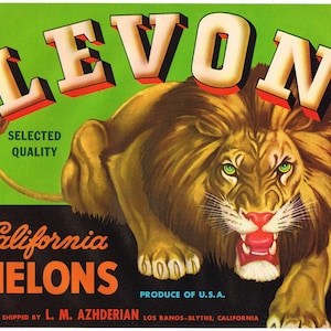 Peut inclure: Une étiquette de caisse de melon vintage représentant un lion rugissant avec des yeux verts et une gueule rouge. L'étiquette indique "Levon Brand Selected Quality California Melons Produce of U.S.A. Packed & Shipped by L. M. Azhderian Los Banos-Blythe, California."