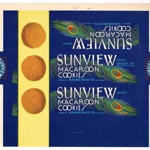 Puede incluir: Una caja vintage de galletas de macarrón Sunview. La caja es azul con un borde amarillo y presenta un diseño de pluma de pavo real. El texto en la caja dice "Sunview Macaroon Cookies" y "Baked by Sunland Biscuit Co. Los Angeles".