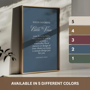 Può includere: Una stampa incorniciata con il testo "YOUR FAVORITE Bible Verse" e una descrizione di come personalizzarla con un motivo floreale ad acquerello o un design. La stampa è disponibile in cinque colori diversi: beige, marrone, bordeaux, blu e verde.