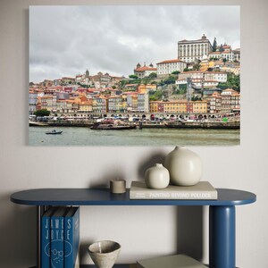 Farbenfrohes Porto am Fluss – Duero Fluss Stadtbild Fotografie, Portugal Architektur Wandkunst, historische Porto Skyline Bild 4