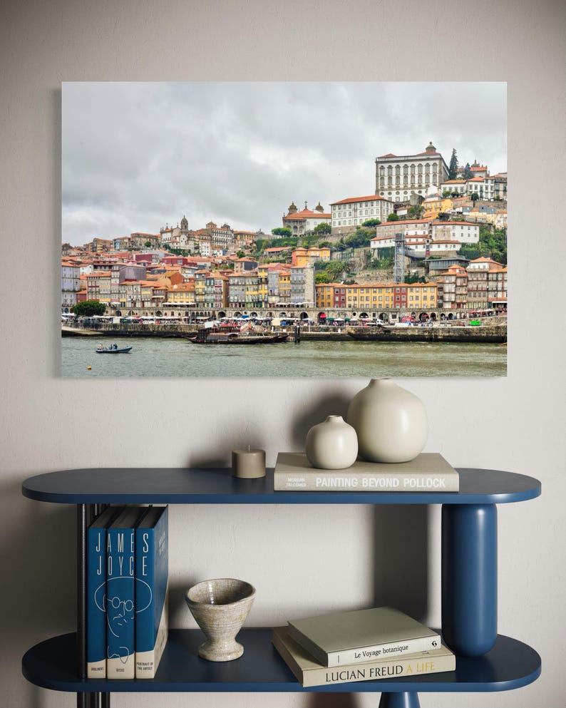 Farbenfrohes Porto am Fluss – Duero Fluss Stadtbild Fotografie, Portugal Architektur Wandkunst, historische Porto Skyline Bild 4