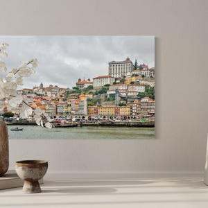 Farbenfrohes Porto am Fluss – Duero Fluss Stadtbild Fotografie, Portugal Architektur Wandkunst, historische Porto Skyline Bild 2