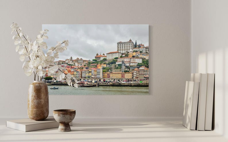 Farbenfrohes Porto am Fluss – Duero Fluss Stadtbild Fotografie, Portugal Architektur Wandkunst, historische Porto Skyline Bild 2