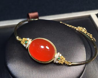 Baoshan Nanhong-armband rode agaat: 18 kt massief goud met smaragd en diamant