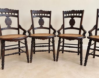 Conjunto de 4 poltronas vitorianas estilo Eastlake, com assento de palhinha em madeira escura entalhada, cadeiras de sala de estar com fusos torneados do início do século XX. O frete NÃO é grátis.