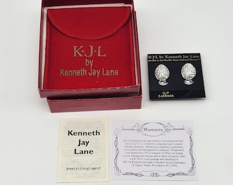 Brincos de pressão com cristais prateados, assinados por Kenneth Jay Lane, da KJL Couture.