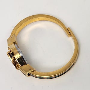 Relógio Peekaboo Vintage com mecanismo suíço de corda manual e detalhes em esmalte dourado. imagem 5