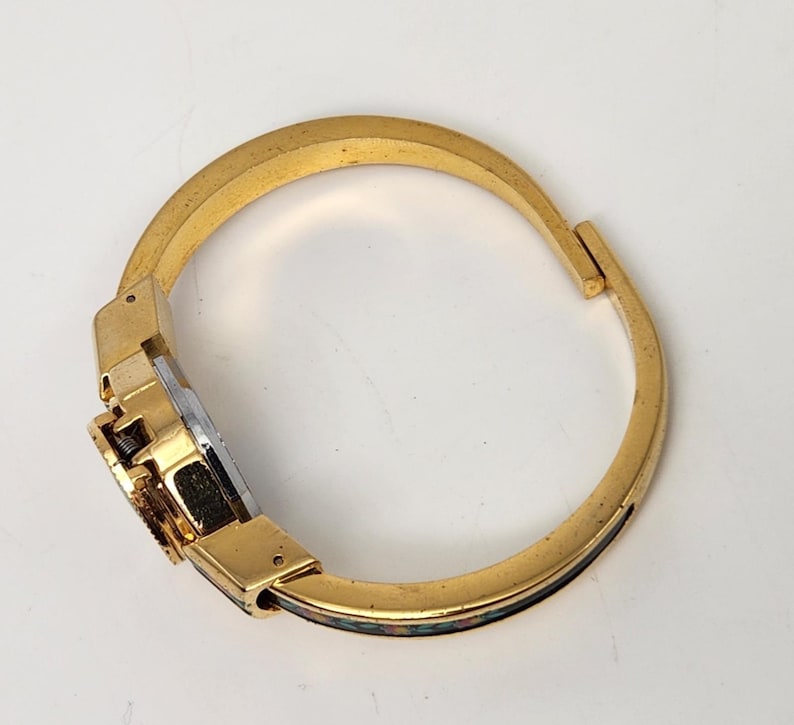 Relógio Peekaboo Vintage com mecanismo suíço de corda manual e detalhes em esmalte dourado. imagem 5