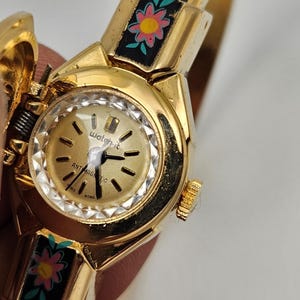 Relógio Peekaboo Vintage com mecanismo suíço de corda manual e detalhes em esmalte dourado. imagem 7