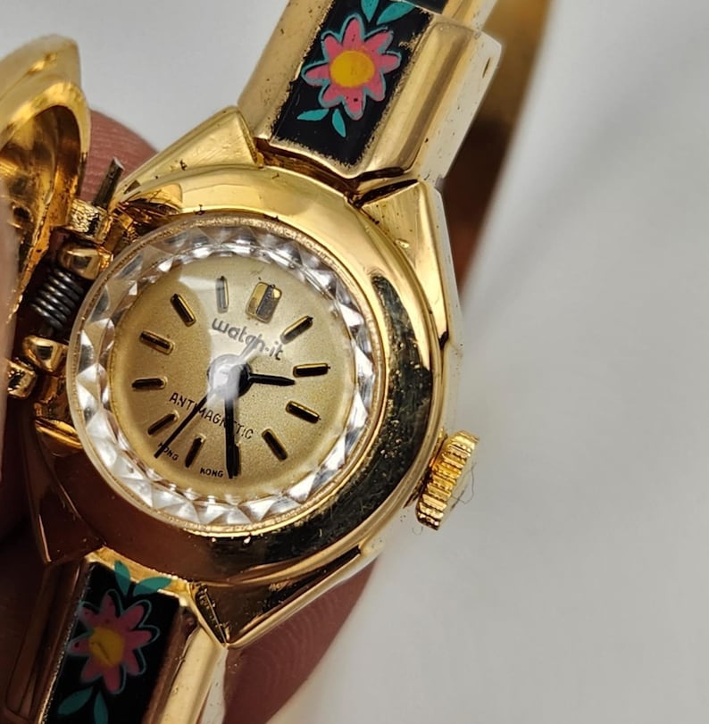 Relógio Peekaboo Vintage com mecanismo suíço de corda manual e detalhes em esmalte dourado. imagem 7