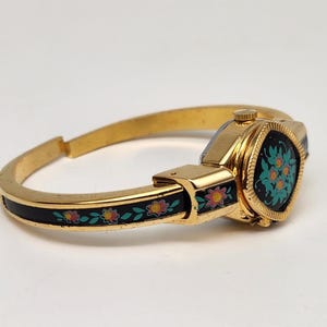 Relógio Peekaboo Vintage com mecanismo suíço de corda manual e detalhes em esmalte dourado. imagem 3