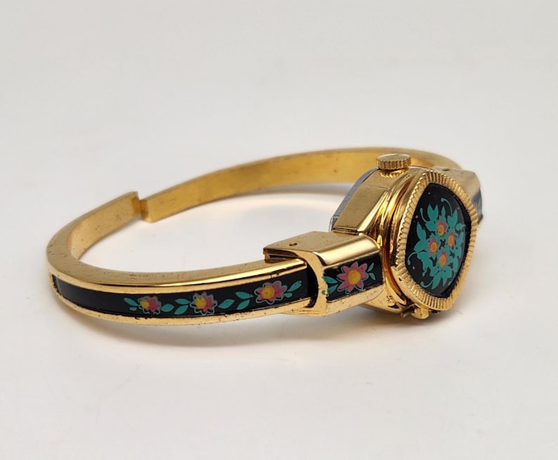 Relógio Peekaboo Vintage com mecanismo suíço de corda manual e detalhes em esmalte dourado. imagem 3