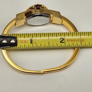Relógio Peekaboo Vintage com mecanismo suíço de corda manual e detalhes em esmalte dourado. imagem 6