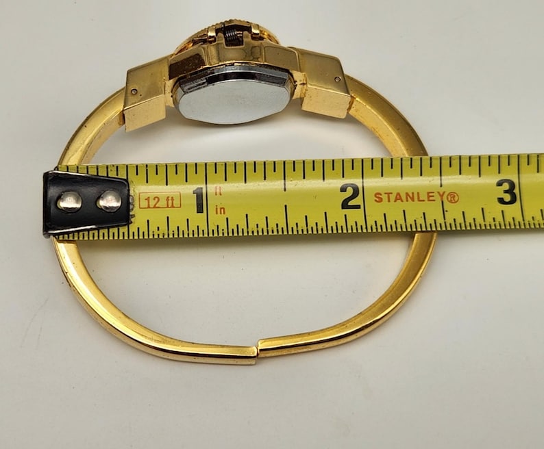 Relógio Peekaboo Vintage com mecanismo suíço de corda manual e detalhes em esmalte dourado. imagem 6