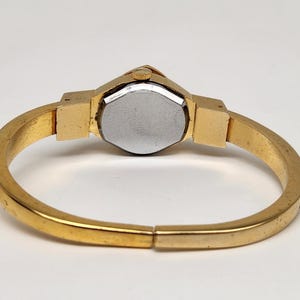 Relógio Peekaboo Vintage com mecanismo suíço de corda manual e detalhes em esmalte dourado. imagem 4