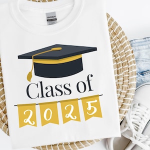 Class of 2025 Graduation Shirt– Grad Cap Banner – Senior 2025 Gift – High School or College Graduation T-Shirt – Cute Graduation Outfit Idea