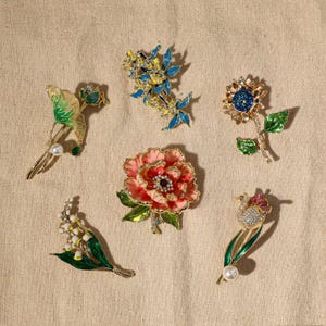 パーソナライズされた誕生花のブローチ、ヴィンテージのエナメルブローチ、花のブローチ、カーネーションのブローチ、誕生花のギフト、手作りのジュエリーギフト