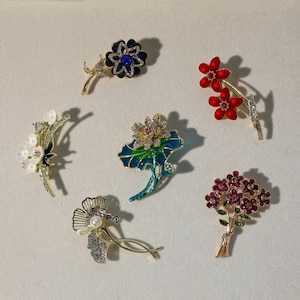 Personalized birth flower brooch, vintage enamel brooch, flower brooch, carnation brooch, birth flower gift, handmade jewelry gift