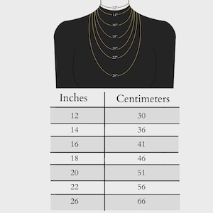 Peut inclure: Un guide visuel pr&eacute;sentant les longueurs de colliers. Des cha&icirc;nes dor&eacute;es de diff&eacute;rentes longueurs, de 30 cm &agrave; 66 cm, sont pr&eacute;sent&eacute;es sur un mannequin noir. Un tableau convertit les pouces en centim&egrave;tres.
