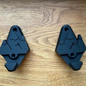 Snowboard / skii wall mount rack with a hanger