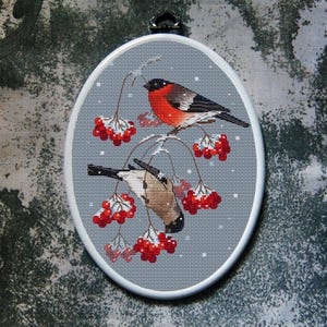 Oiseau bouvreuil au point de croix sur l'arbre boule de neige Télécharger le PDF