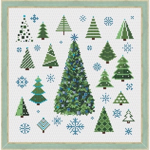 Può includere: Design a punto croce con una varietà di alberi di Natale verdi e fiocchi di neve blu su sfondo bianco. L'albero centrale è grande e decorato con ornamenti blu. L'opera è incorniciata in una cornice di legno azzurro.