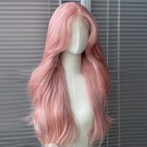 Perruque lace devant rose pamplemousse éblouissant - Cheveux longs volumineux avec une texture aérée glam sans effort, tous les jours