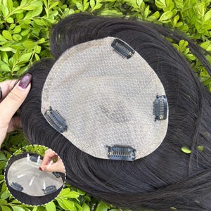 Puede incluir: Un postizo de cabello negro con una base de encaje y cuatro clips para una fijación segura. La pieza de cabello está diseñada para agregar volumen y cobertura. El cabello es de un color oscuro y natural.