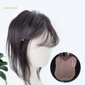 Pode incluir: Uma touca de cabelo castanho escuro, exibida numa cabeça de manequim. O texto "Natural Black" é visível. A touca tem uma base de renda e clipes para fixação. O cabelo parece natural.