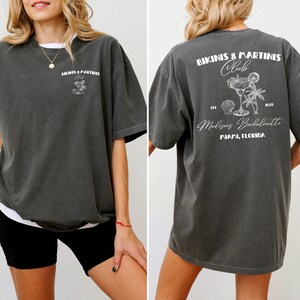 Camisetas de despedida de soltera con bikinis y martinis personalizados, camisetas para fiesta en la playa para novias y damas de honor, camisetas de despedida de soltera personalizadas, blusas divertidas para el equipo de novias