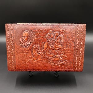 Scatola per sigari e sigarette in pelle lavorata d'epoca con impresso Don Chisciotte e immagini di Cervantes / Accessorio per tabacco d'epoca / Da collezione