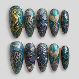 Può includere: Un set di dieci unghie finte con un design a tema marino. Ogni unghia presenta un elemento diverso ispirato all'oceano, tra cui un cavalluccio marino, una medusa, conchiglie, una coda di sirena e motivi geometrici, in tonalità di blu, verde acqua e oro.