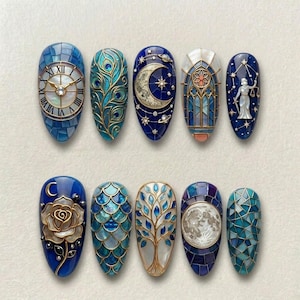 Könnte beinhalten: Ein Set aus zehn aufwendig gestalteten Kunstnägeln. Jeder Nagel hat ein einzigartiges Design, darunter eine Uhr, eine Pfauenfeder, ein Halbmond, Buntglas und Tierkreiszeichen. Die Farbpalette umfasst Blau-, Gold- und Perlglanzakzente.