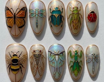 Witrażowe, Entomologiczne, Prasowane Paznokcie - Ręcznie Robione, Niestandardowe Sztuczne Paznokcie - Metaliczne Złoto, Motyl Księżycowy, Pszczoła - Perłowa Sztuka Owadów